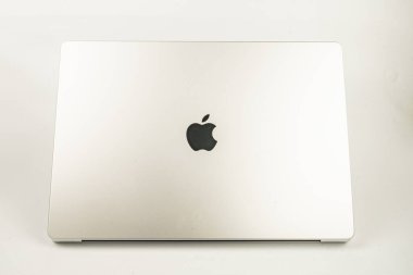 Resim, Apple ürünleri Kyiv, Ukrayna, 03-29-2025 ile ilişkili sade bir arkaplan tasarımı ve marka tanıma karşısında, kapağı açık modern bir Apple dizüstünü gösteriyor.