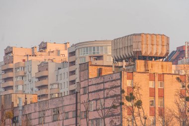 Düz çatıları, balkonları ve pencereleri olan kentsel yerleşim alanının görüntüsü gündoğumunu veya batımını gösteriyor Kyiv Ukrayna, 03-29-2025