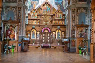 Dini ikonografi, vitray pencereler, freskler, dingin ışıklandırma ve gelenek, maneviyat, miras ve Kyiv, Ukrayna, 03-29-2025 temalı dekoratif bir katedral resmi.