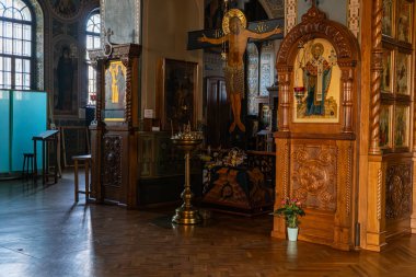 Süslü ahşap işçiliği, geleneksel ikonlar, vitray pencereler ile süslenmiş dini bir tapınak katedralinin iç görünümü ibadet ve yansıma için Associ Kyiv, Ukrayna, 03-29-2025