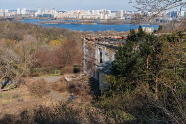 Terk edilmiş bir bina, doğa tarafından ele geçirilmiş, zamandan ve zamandan bahsediyor, Kyiv, Ukrayna, 03-29-2025