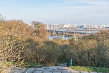 Manzaralı bir manzaranın havadan görünüşü, sonbahar ya da yaz sonu nehir boyunca bir şehrin ufuk çizgisini göstermesi merdivenler panoramik manzaralar ve fotoğraf fırsatlarına yol açar Kyiv, Ukrayna, 03-29-2025