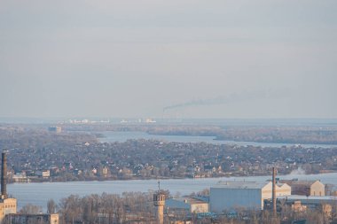 Kentsel coğrafya, mimari ve çevre çalışmaları için elverişli kentsel manzarayı yansıtan sanayi kıyısı olan bir şehrin havadan görünüşü Kyiv, Ukrayna, 03-29-2025