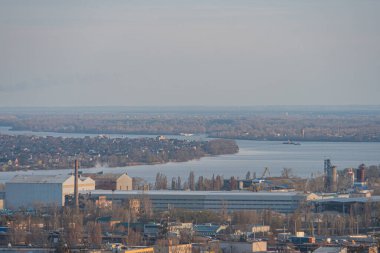 Geniş, modern bir sanayi manzarası. Depo depoları ve Ukrayna, Kyiv, Ukrayna, 03-29-2025 su manzaralı.