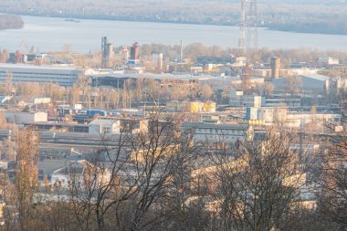 Endüstriyel yapılarla dolu yoğun nüfuslu bir şehir manzarasının havadan görüntüsü, muhtemelen Ukrayna, Kyiv, 03-29-2025