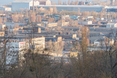 Günışığı altındaki hareketli kentsel ya da endüstriyel alanın hava görüntüsü uzun gölgeler altında büyümeyi, sanayiyi ya da Kyiv, Ukrayna, 03-29-2025 altyapısını simgeliyor.
