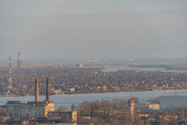 Rıhtımlı sanayi bölgesinin hava görüntüsü, depo depoları, geniş bir su birikintisi, bacalar, iletişim kuleleri, infrastr Kyiv, Ukrayna, 03-29-2025