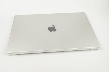 Minimalist bir Apple dizüstü bilgisayarında marka tasarımı ve modern estetik Kyiv, Ukrayna, 03-29-2025
