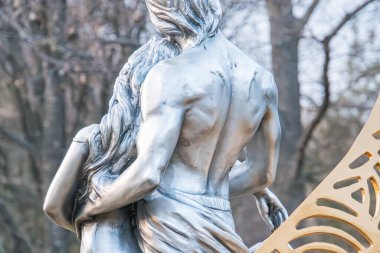 Etkileşen iki figürün dinamik, duygusal olarak yüklü heykeli, potansiyel olarak bağlantıyı, mücadeleyi veya direnci sembolize ediyor Kyiv, Ukrayna, 03-29-2025