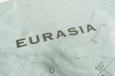 Avrasya 'yı vurgulayan bir topografik harita bölümü, gölgeli rahatlama, çevre çizgileri, yükseklik numaraları, potansiyel su birimleri, yol ayrımları ve etiketleme