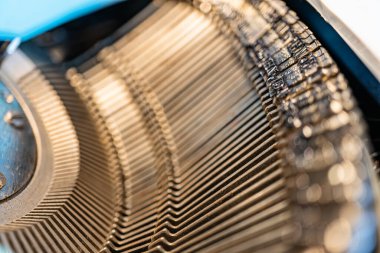 Uzay, otomotiv veya yüksek performanslı bilgisayar mühendisliği ve dayanıklılık önerileri için optimize edilmiş, gelişmiş altın kaplamalı teknolojinin yüksek kaliteli, yakın plan görüntüsü