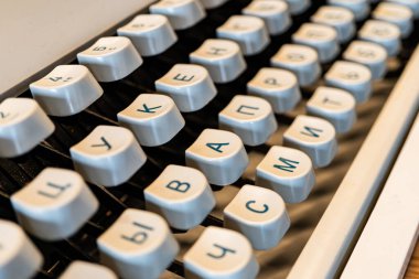 Klasik, nostaljik bir daktilo klavyesinin birebir şekillendirilmiş anahtarlarıyla yakın plan resmi.