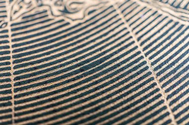 Resim sergileri, el işi, lüks, zarafet ve sanatsal, dekoratif veya törensel malzemelerde potansiyel kullanım alanlarının altını çizen, imalat kağıdındaki karmaşık altın folyo ayrıntıları içerir.