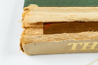 Tarih ve nostalji duygusu olan eski, hafif hasarlı bir kitabın görüntüsü. Renk paleti, bağlayıcı katmanlar, koleksiyonculara hitap eden, bilgelik, bilgi ya da...