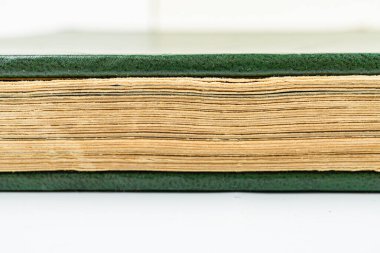 Yıpranmış kenarları olan açık kaliteli bir kitap kültürün, geleneğin ve kültürün simgesi olan ebedi değer ve aşkı sembolize eden rustik bir arkaplan karşısında bilgi keşfine davetiye çıkarır.,