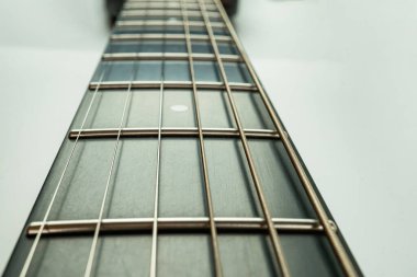 Gitar boyun ve fretboard 'un yakın plan görüntüsü, işçiliği, dokuyu ve işlevselliği vurgulayarak fret yerleştirme ve nota çalmada hassasiyeti artırabilir