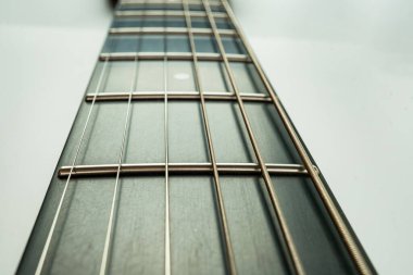 Keskin, merkezli, gitarlı fretboard görüntüsü, açık kahverengi ahşap ve açık tenli fretboard tasarımı, işçilik, enstrüman yapımında hassasiyet ve basitlik