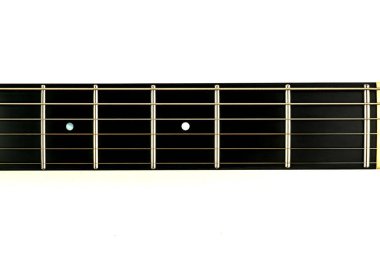 Özenle hazırlanmış akustik gitarın yakın plan görüntüsü, karmaşık işçiliğini gözler önüne seriyor. Ana odak noktamız parlak teller ve ayrıntılı fretboard.