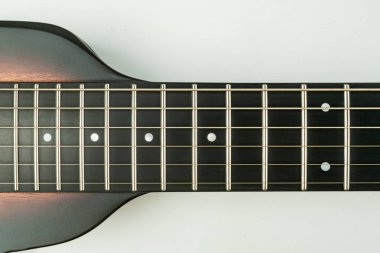 Pırıl pırıl bitiş, koyu beden ve boyna sahip bir elektro bas gitarın başlıktaki hafif tona geçişi iyi korunmuş fretboard iyi durumda veya yenilik dört özellik gösterir