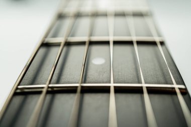Bir akustik gitarın havadan görünüşü, ahenkli yapısını ve müzikal potansiyelini sergiliyor. Sıcak renkler ve teller nostaljiyi çağrıştırıyor.