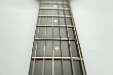 Metal perdelerin ve ahşap tahılların vurgulanması, müzisyenlere ve meraklılara yönelik pazarlama için zanaatkarlığı vurguluyor.