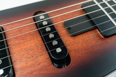 Görüntü, ahşap kaplamalı yüksek kalite bir gitarı, üç tahtadan yapılmış bir bitirişi, iki tek bobini ve bir Humbucker 'ı, pürüzsüz bir fretboard' u, güçlü ama zarif donanımı ve...