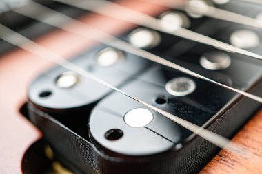 Gitar meraklılarını ya da müzisyenleri hedef alan pazarlama materyallerini hedef alan zanaat, hassasiyet ve işlevselliğin vurgulandığı iyi korunmuş bir gitar boyun ve fretboard 'unun yakından görüntüsü