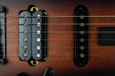 Yüksek kaliteli elektro gitar görüntüsü ayrıntılı zanaat, parlak yankesicilik, çoklu kontroller, aktif pikaplar, iyi korunmuş perdeler ve koleksiyon ürünleri veya meslek önerileri