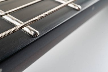 Canlı bir gitar telinin, müziğin tutkusunu ve sanatını sembolize eden yakın plan görüntüsü, müzikle ilgili ürünler veya promosyonlar için uygun bulanık bir profesyonel arkaplan karşısında