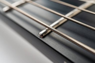 Yüksek çözünürlüklü akustik gitar fretboard ve string görüntüsü, karmaşık detaylarını ve zanaatkarlığını sergiliyor