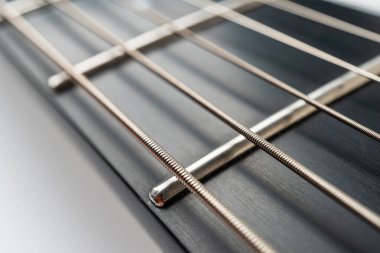 Bir gitarın yüksek çözünürlüklü görüntüsü fretboard ve boyun, keskin odak gösteren, karmaşık ahşap tahıl ve metal perdeler pazarlama ekipmanları veya bir sanatçı mardin parçası olarak kullanılabilir