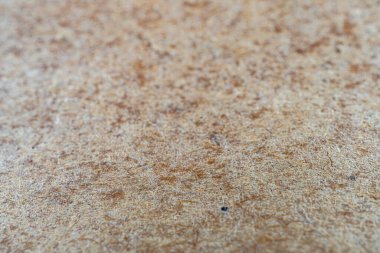 Bir resim, ince taneli bir materyal üzerinde karmaşık, toprak tonlu kabartmalı bir doku gösterir. Tasarım çeşitli uygulamalarda kullanılabilir.