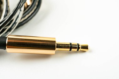 Görüntü, yüksek kalitede kulaklık kablolarını altın konnektörlerle donatmış, dayanıklılık, kaliteli işçilik ve zarafet önerileri sunuyor ve yüksek kalitede müzik meraklılarına hitap ediyor.