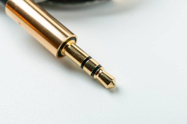 Bir dolmakalem için altın mürekkep kartuşunun yakın plan görüntüsü, kalitesini ve işçiliğini vurguluyor