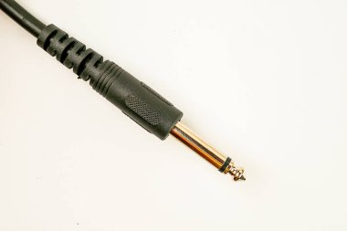 Tarafsız bir yüzey üzerinde duran A tipi bujili yüksek kaliteli bir USB kablo görüntüsü
