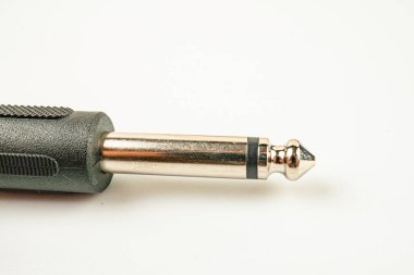 Resim modern, gösterişli ve çok yönlü elektronik bir cihaz veya mat kaplama, altın kaplama uç ve minimalist renk paleti ile aksesuar gösteriyor.