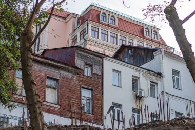 Hillside sahnesinde doğa ile harmanlanmış tarihi evler sergileniyor, gelenek ve yenilikleri birleştiren bir yaşam tarzı somutlaştırılıyor.