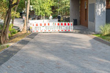 Canlı bir sokak sahnesi, eski ve yeni mimari karışımı ve insan unsurunun yön bulma değişimiyle kentsel geçişi gösteriyor.