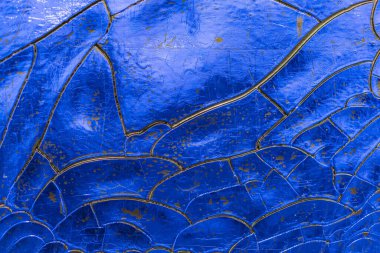 Büyüleyici bir mavi mozaik sanat eseri, mavi ve altın aksanları harmanlayarak doğal ihtişam içindeki bir yaprağa benzetiyor. Sanat eserleri doğada bulunan karmaşık desenleri sergiliyor ve bir etki yaratıyordu.