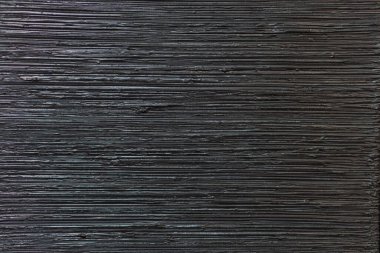 Karanlık yatay çizgilerin ve zıt dikey çizgilerin egemen olduğu soyut bir sanat eseri ışık ve gölge kullanımı dinamik bir element ekler ve şaşırtıcı bir görsel kompozisyon yaratır.
