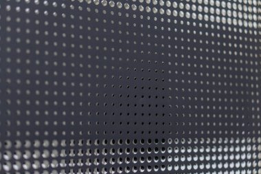 Görüntü, büyüleyici bir matris ve insan silueti aracılığıyla teknoloji ve sanatsal füzyon sergiliyor. Renklerin kompozisyonda sonsuz olasılıklar içerdiğini gösteriyor.