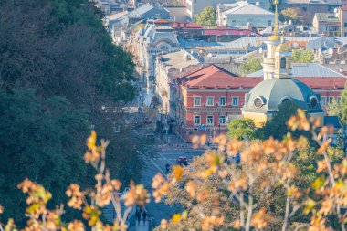 Tarihi mimarisi ve doğanın ahenkli bir karışımı ile zengin bir Doğu Avrupa şehri yüksek bir bakış açısıyla ele geçirilir. Sahne, güneşli sokaklarında ihtişam yayar.