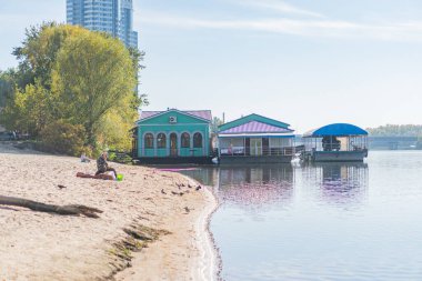 Paradise Bay - huzur veren bir cennet, manzaralı bir güzellik ve çeşitli aktiviteler Ziyaretçiler el değmemiş plajların, tekne turlarının, balıkçı iskelelerinin, rahat kafelerin, kristal berrak suların, sıcak kumların tadını çıkarabilirler.