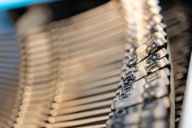 Pürüzsüz, fırçalanmış alüminyum bir klavyenin yakın plan görüntüsü müzisyenler ve profesyoneller için hassas mühendislik ve dayanıklılık göstergesi niteliği, güvenilirliği ve duyarlılığı vurguluyor