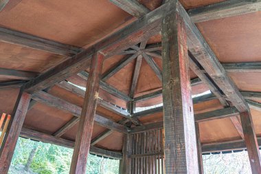 İçi eski ahşap yapılarla dolu, geometrik desenler sergiliyor, yanlardan gelen sıcak doğal ışıkla yıkanmış ahşap kirişler tavanı destekliyor ve açık havada Ston 'un