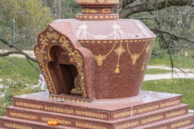 Titreşimli, süslü Tayland Phra Ubosot 'u kırmızı ve altın seramik fayanslarla süsleyen, çimen ve ağaçlarla doğal bir ortamda bina birden fazla seviyeye sahip Kyiv, Ukrayna 04-19-2025