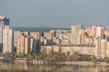 Değişen mimari tarzlara, bej, kahverengi ve gri tonlarına, görünür pencerelere, balkonlara, iskeleye, tamamlanmamış cephelere, Kyiv, Ukrayna 04-19-2025