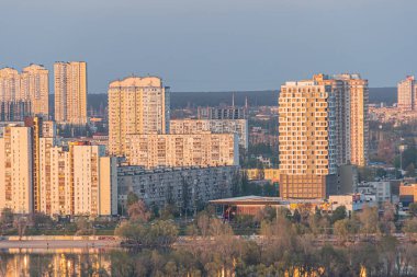 20. yüzyılın ortalarında işlevsel apartman binaları, önplanda su yolu, toprak rengi paleti, geniş gökyüzü, Kyiv, Ukrayna 04-19-2025 'te kimse yok.