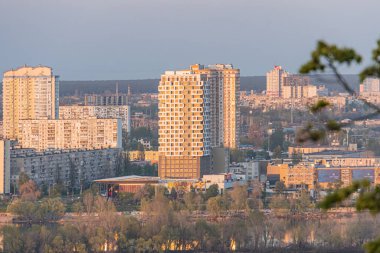 Günümüz mimarisi, aydınlık binalar, turuncu ve pembe gökyüzü, ıssız, sessiz, sakin, kentsel güzellik Kyiv, Ukrayna 04-19-2025