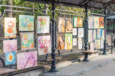 Duvarda veya çitte on tablo, gayri resmi galeri, figürler, çiçekler, soyutlamalar, çeşitli boyut ve stiller, muhtemelen yağlar, suluboya, akrilik, Kyiv, Ukrayna 10-11-2024